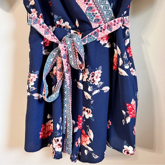 NWT Miami Francesca's Blue Floral V Neck Open Back Short Sleeve Romper Medium - Picture 4 of 10